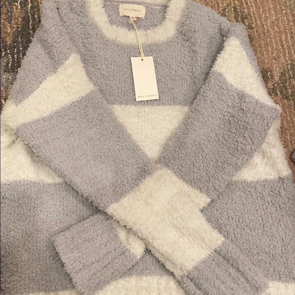 Mellóday fuzzy sweater